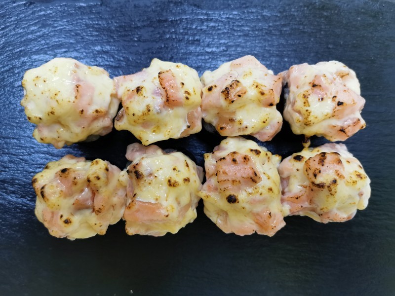 Запеченный ролл с лососем